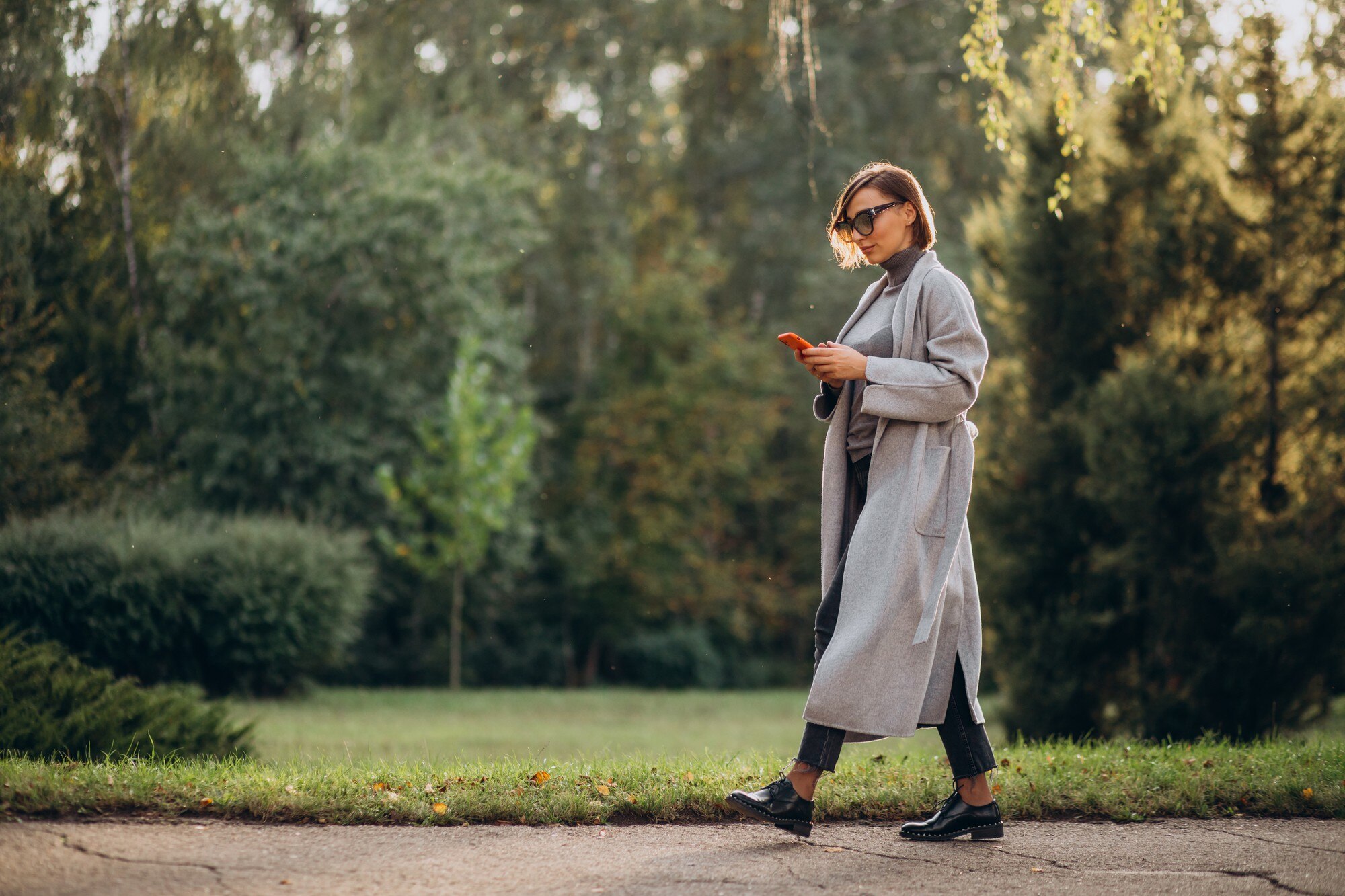 Persona caminando al aire libre en un parque