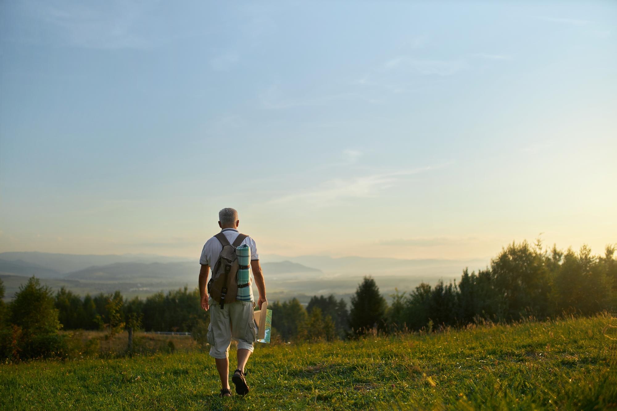 Persona caminando por un cerro al aire libre